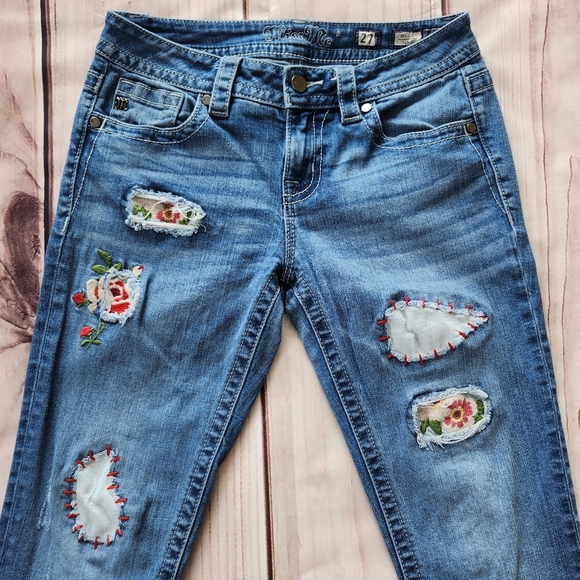 Miss Me Denim - Miss Me "Mid-rise Skinny" Embroidered Floral Patch Blue Jean | Women's Size 27